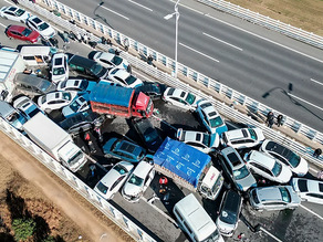 Un choque múltiple en un puente de China dejó un muerto y más de 200 vehículos atascados