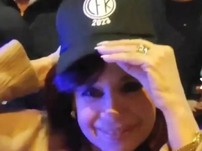 Cristina Kirchner usó una gorra con la leyenda «CFK 2023»