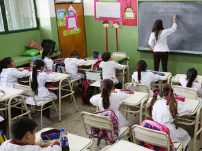 Docentes y celadores cobrarán el bono de 25.000 pesos