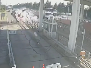 Video: el impactante accidente de un auto a más de 200 kilómetros por hora en un peaje de Chile