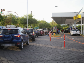 Largas filas en las estaciones de servicio por el aumento en los precios de los combustibles