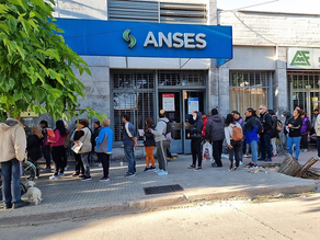 Con largas filas en las oficinas de la Anses, arrancó la inscripción para el bono de $45.000