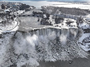Las cataratas del Niágara se congelaron parcialmente tras la ola de frío que azota EE UU