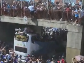 Videos: el grave accidente de un hincha que obligó a finalizar la caravana de la Selección