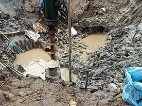 Desesperación: intentan rescatar a un niño que cayó a un pozo de 35 metros