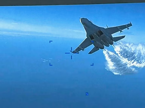 Estados Unidos divulga video de avión ruso arrojando combustible a un dron