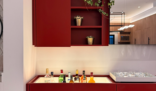 Adega sob medida Drevo, projetada para quem valoriza o design e a funcionalidade. Móveis sob medida que unem elegância, iluminação e armazenamento perfeito para colecionadores e apreciadores de vinhos.móveis sob medida para adega, adega planejada, design sofisticado.