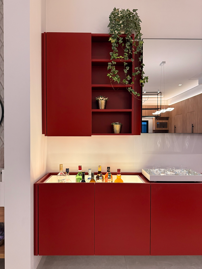 Cozinha vermelha com armários e bancada, projetos residencial sob medida e Drevo.