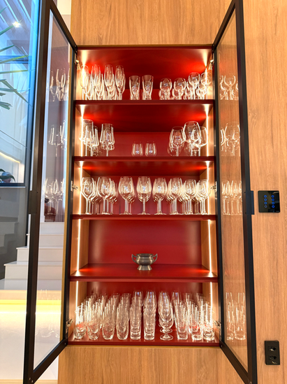 Ambiente corporativo com móveis sob medida Drevo, desenvolvidos para maximizar produtividade e estética. Soluções personalizadas para escritórios, lojas e espaços comerciais com identidade e funcionalidade.