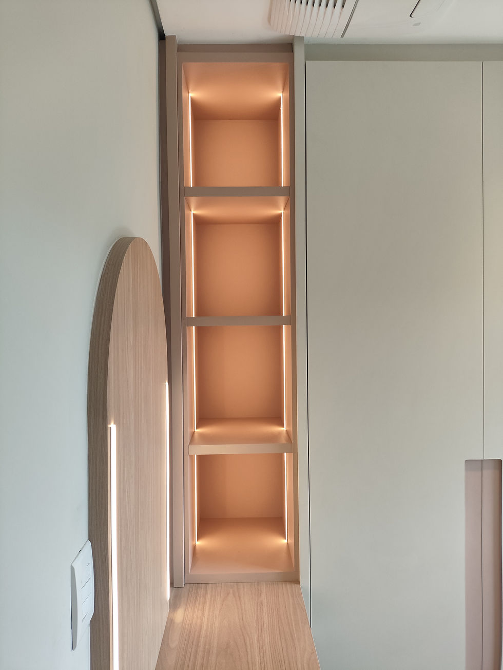 Estante de madeira iluminada com LEDs, prateleiras vazias e painel arredondado ao lado, em ambiente claro e minimalista.