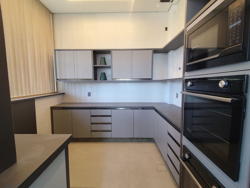 A cozinha moderna com torre quente