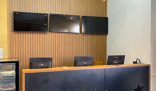 Ambiente corporativo com móveis sob medida Drevo, desenvolvidos para maximizar produtividade e estética. Soluções personalizadas para escritórios, lojas e espaços comerciais com identidade e funcionalidade.móveis sob medida para empresas, móveis corporativos planejados, projetos comerciais Drevo.