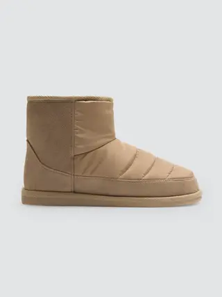 Bota pantufa com interior em pelo sintético e sola dura na cor camel