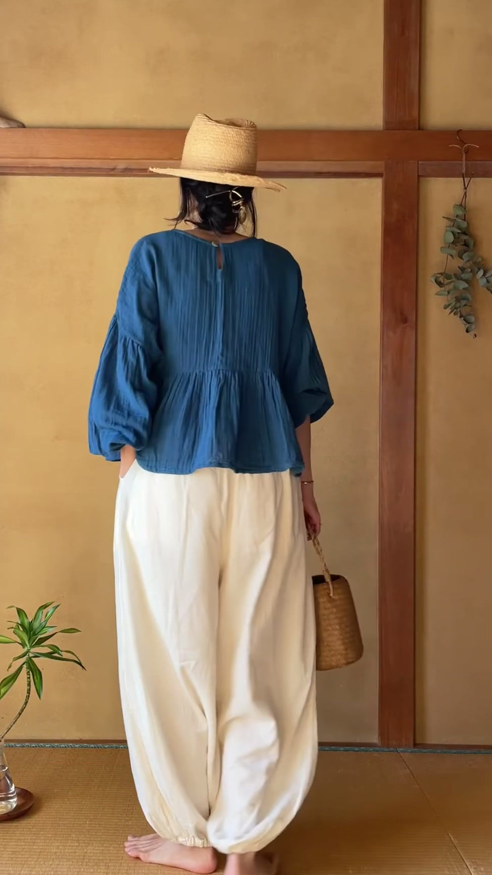 Thumbnail: 可愛くでなく、かっこよく着こなしたい大人のフリルブラウス。