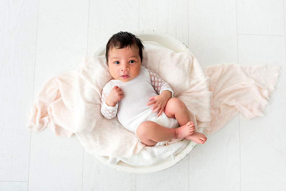 Photographe nouveau-né Nantes, Photographe bébé Nantes, Photographe naissance Nantes, Photographe studio Nantes, bébé éveillé couché dans un contenant blanc