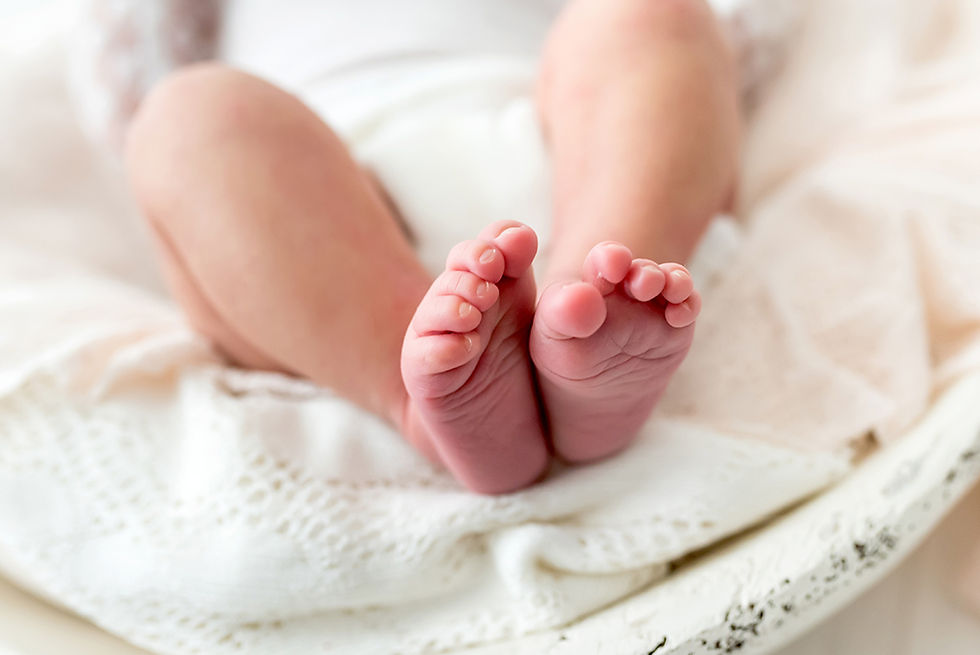Photographe nouveau-né Nantes, Photographe bébé Nantes, Photographe naissance Nantes, Photographe studio Nantes, bébé éveillé couché dans un contenant blanc, macro sur les petits pieds