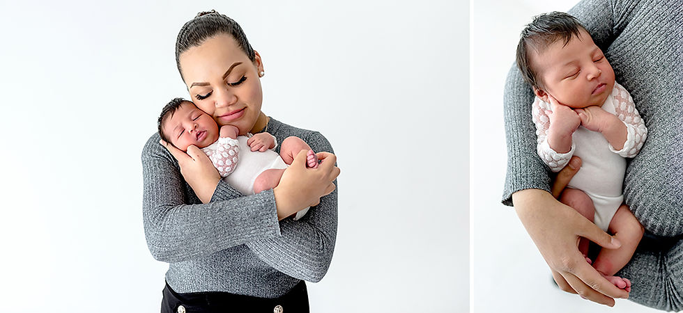 Photographe nouveau-né Nantes, Photographe bébé Nantes, Photographe naissance Nantes, Photographe studio Nantes, bébé endormi dans les bras de sa maman