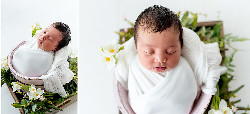 Photographe nouveau-né Nantes, Photographe bébé Nantes, Photographe naissance Nantes, Photographe studio Nantes, bébé emmaillloté couché dans un seau entouré de fleurs blanches
