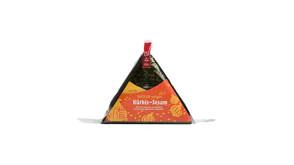 Dreieckiges RiCE UP Onigiri Kürbis mit roter und schwarzer Verpackung auf einer weißen Oberfläche.