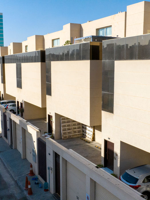 一个综合住宅区,由7栋豪华别墅组成,配备健身房和游泳池附属设施,总建筑面积为3900平方米。