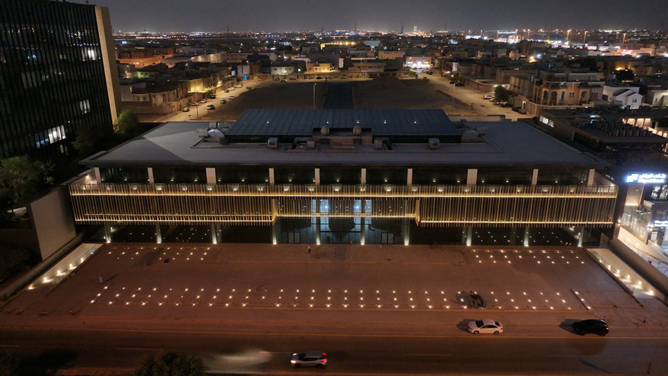 يمثل المشروع إحدى أفضل فرص الاستثمار للعديد من الجهات في قطاع الأعمال، ويتميز بأسلوب حياة عصري صُمم لخلق بيئة عمل مثالية تجمع بين الحداثة والفخامة في تصاميمها.
كما يوفر مساحات خاصة فريدة تتألف من ثلاثة طوابق سفلية وثلاثة طوابق فوق الطابق الأرضي، مما يجعله نموذجًا متكاملًا يجمع بين الراحة والتميز في بيئة عمل راقية.