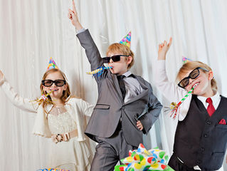 Enfants qui font la fête