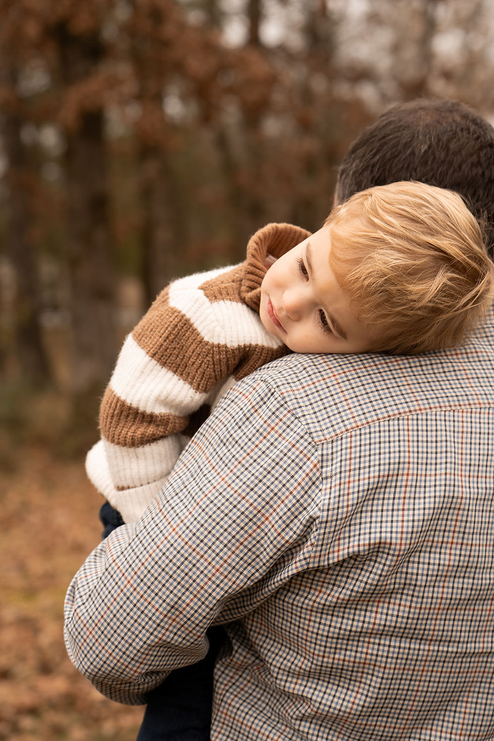 Arkansas Family Photographer capturing child resting on grandpas shoulder