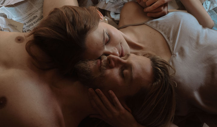 engagement styled shoot, couple photoshoot, styled couple shoot in barcelona, honeymoon styled shoot, couple lying on the floor