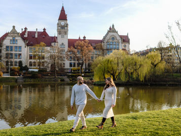 zakochana para we wrocławskim parku Tołpy