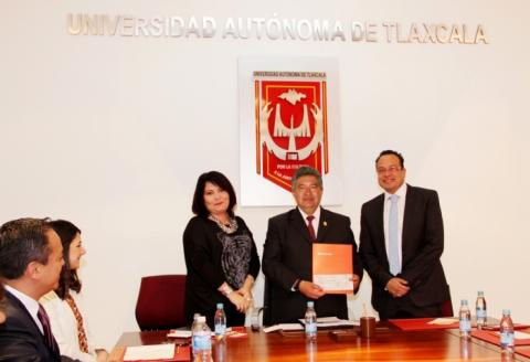 entrega recursos santander estudiantes UAT.jpg