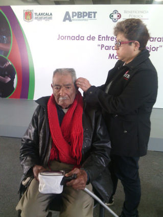 Recibe Yauhquemehcan aparatos auditivos