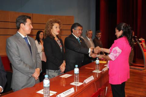 entrega rector UAT bono a trabajadores.jpg