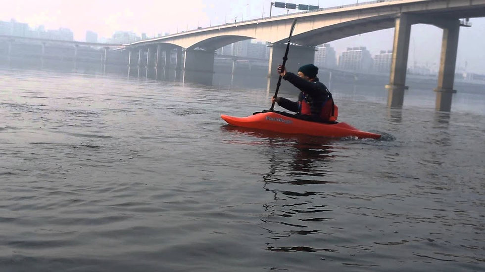 Photo: Han River Kayaking - Youtube.
