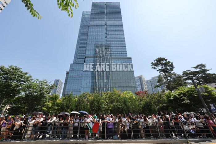 Image: A banner displayed on the HYBE building on June 11 reads 'We are back' - Photo: kboom.com