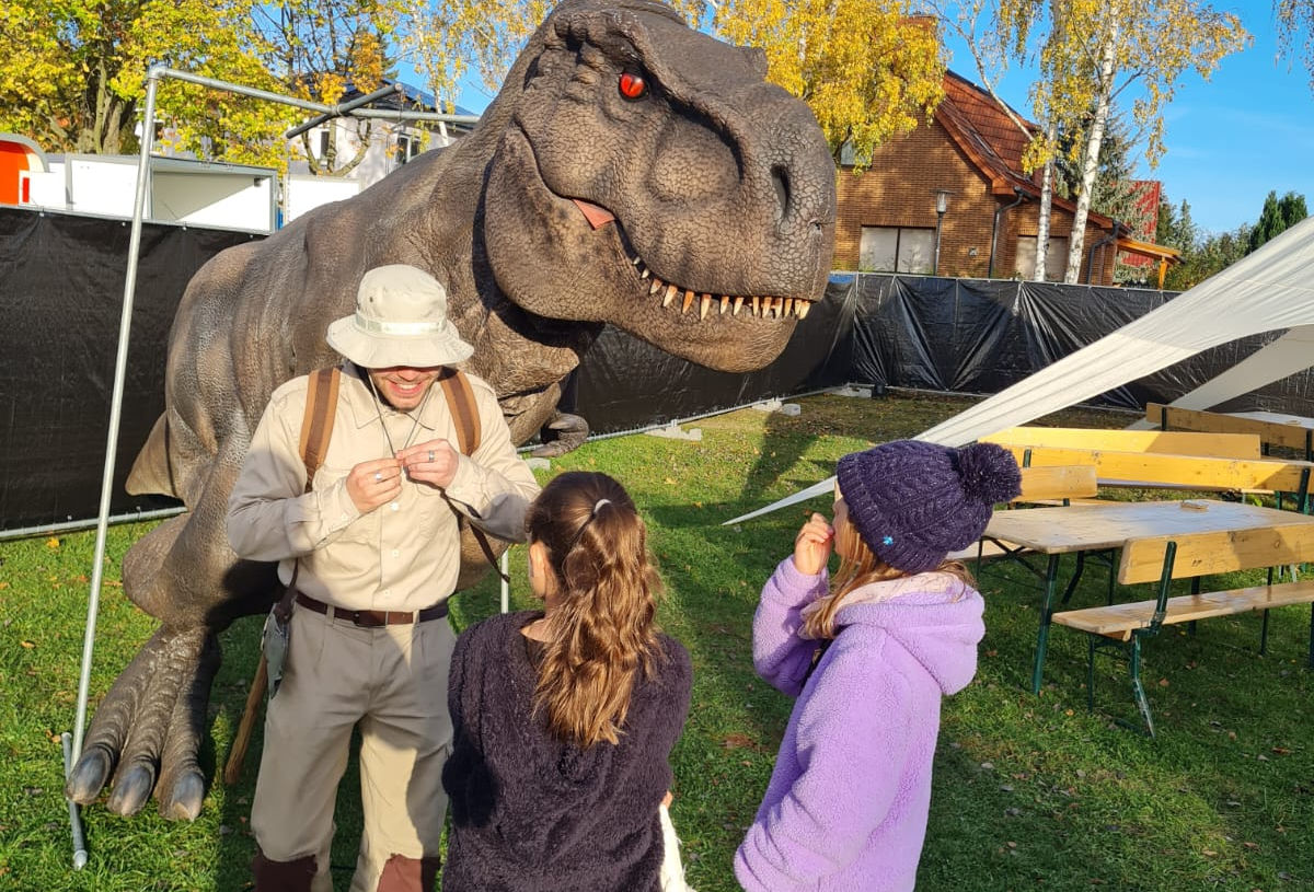 T-Rex Interaktion mit Besuchern und Safari Guide