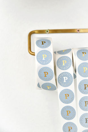 Une photo d'étiquettes présents dans une boutique