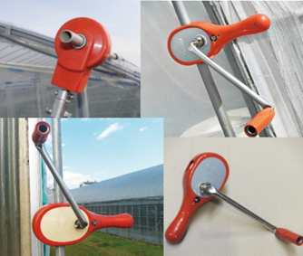 【写真 2:くるファミ・くるっ子】谷換気・サイド換気・内張りカーテンの開閉など多目的な巻取り作業ができます。 『くるファミ』シリーズは、ハウスのサイドを換気するための装置です。 『くるっ子』シリーズは、ハウスの谷換気、高所のサイド換気、内張りフィルムの巻き取り作業をするための装置です。