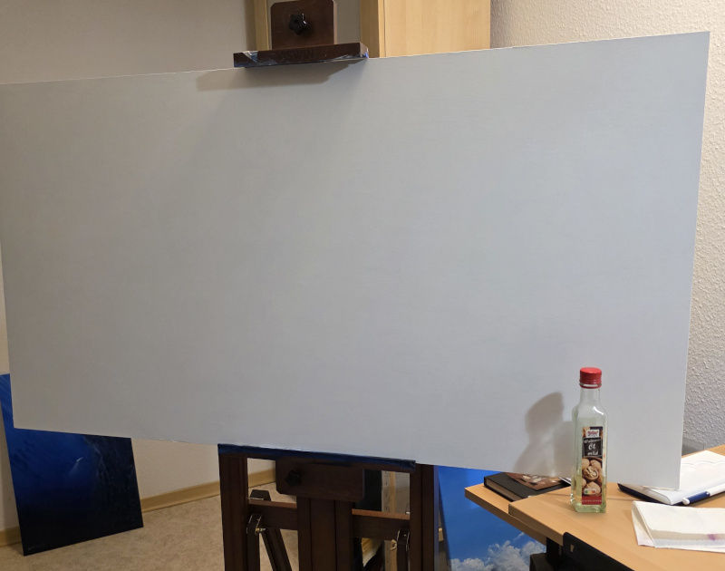 Die geschliffene Platte auf einer Staffelei.