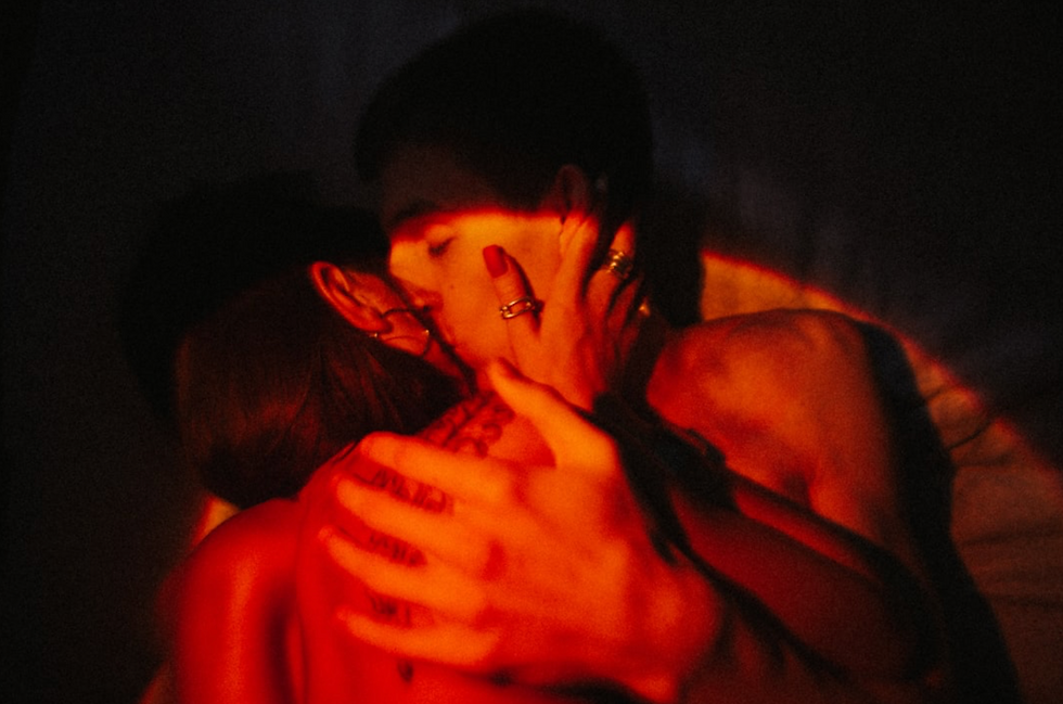 couple kissing