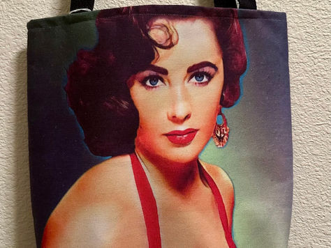 How to Style Your Tote Bag for Practicality & Style?