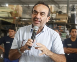 Menos e não mais deputados