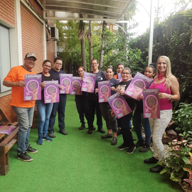 TRABALHADORAS TIRAM FOTOS COM O JORNAL DO SINDICATO SOBRE O DIA DA MULHER