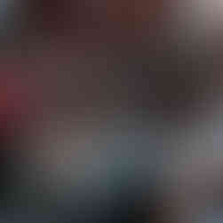 Fotografia de pessoas sentadas debatendo.