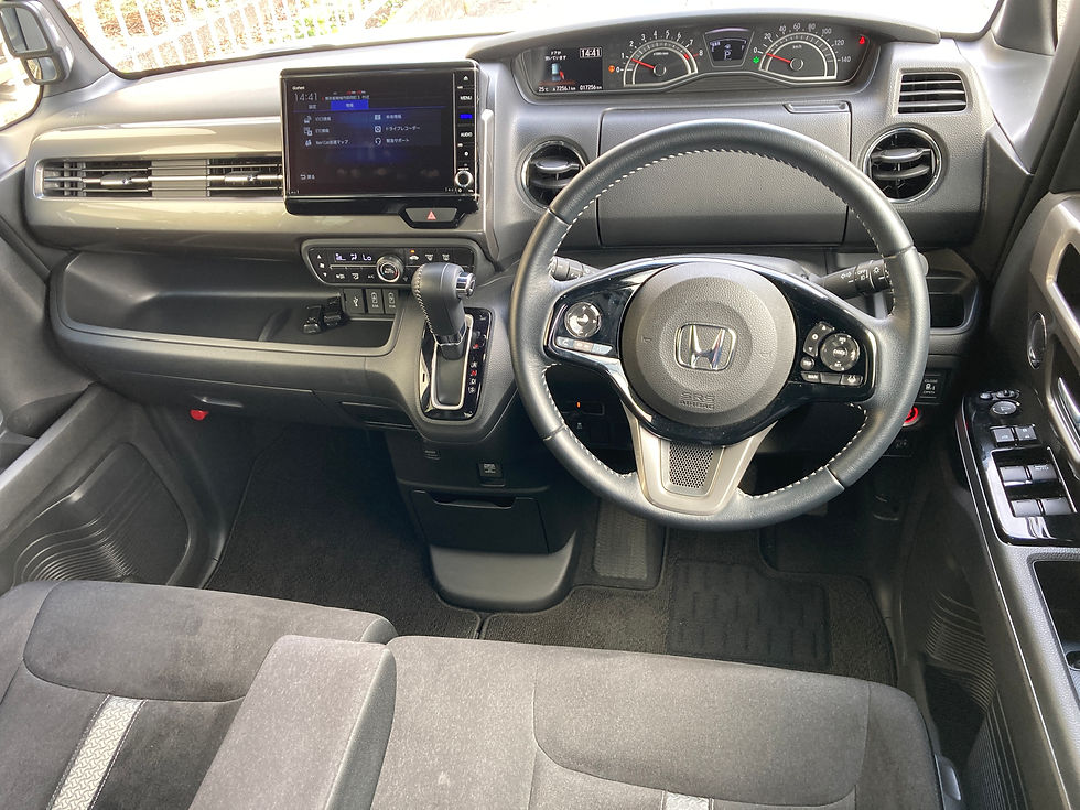 ホンダのN-BOXの運転席。黒基調のダッシュボードにステアリング、速度計、タッチ画面があり、14:41表示。