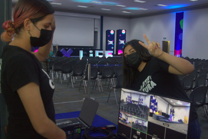 Transmisión En Vivo (Premios LiFE) 02