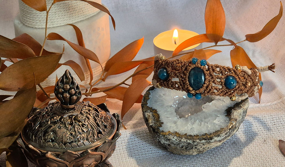 Talisman énergétique micro macramé et apatite fait main par Carole Franceschetto, magnétiseuse à Rouen