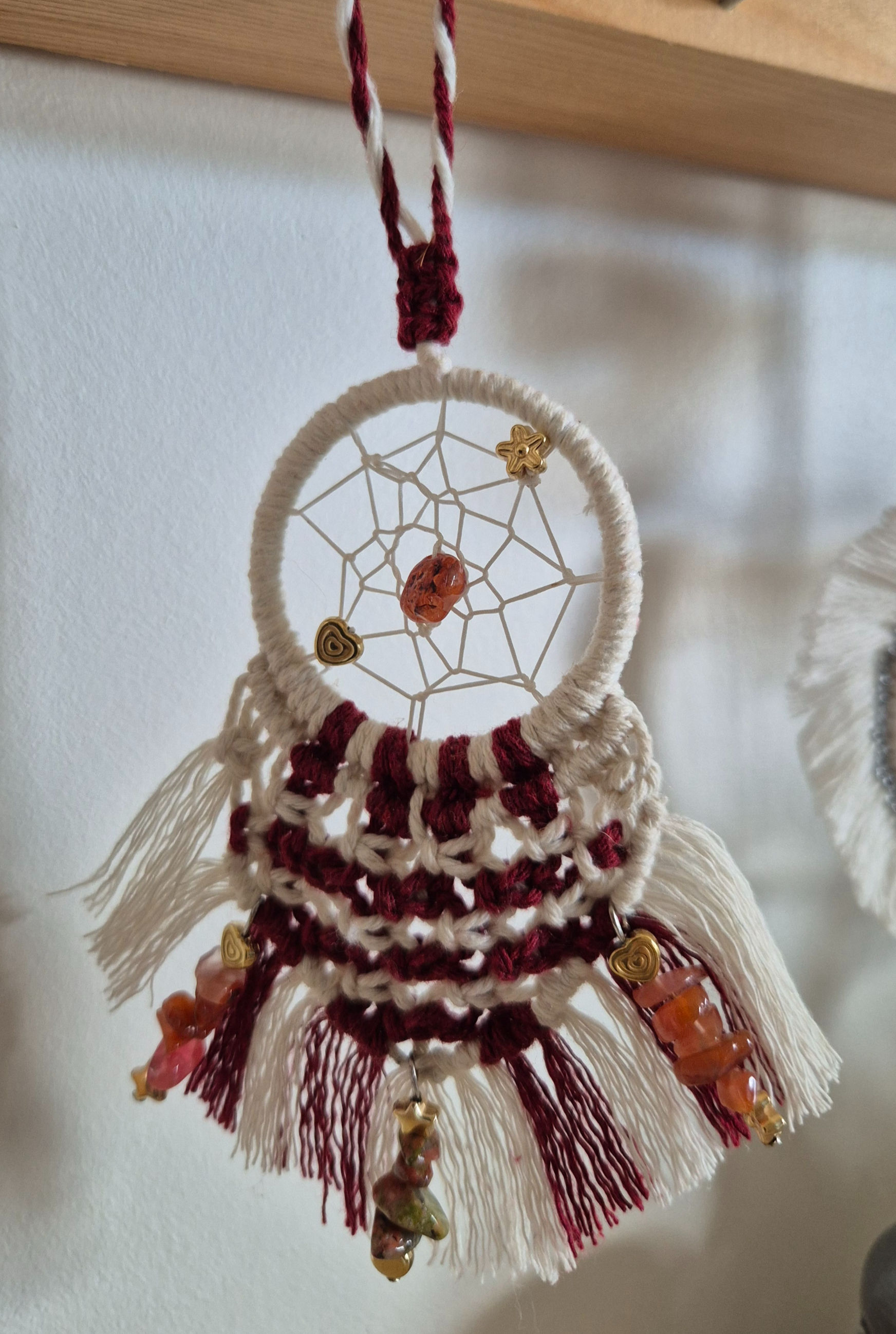 Attrape rêve en  macramé avec perles chips créé par Carole Franceschetto, Magnétiseuse à Rouen