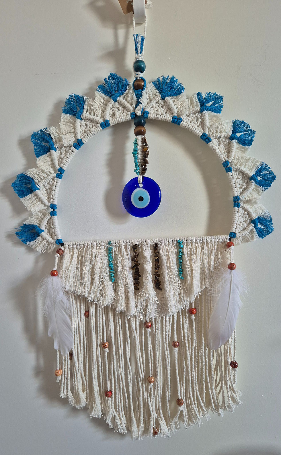 Protection énergétique pour la maison, macramé fait main, oeil de Nazar & chips naturels créé par Carole Franceschetto