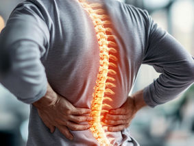 Un homme qui à mal au dos