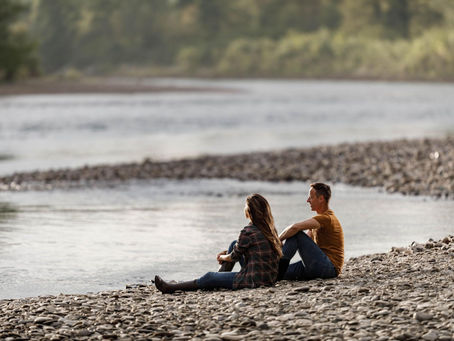Un couple qui profite de l'instant, au bord de l'eau